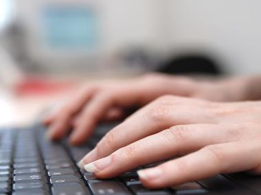Billede af person, der skriver på tastatur
